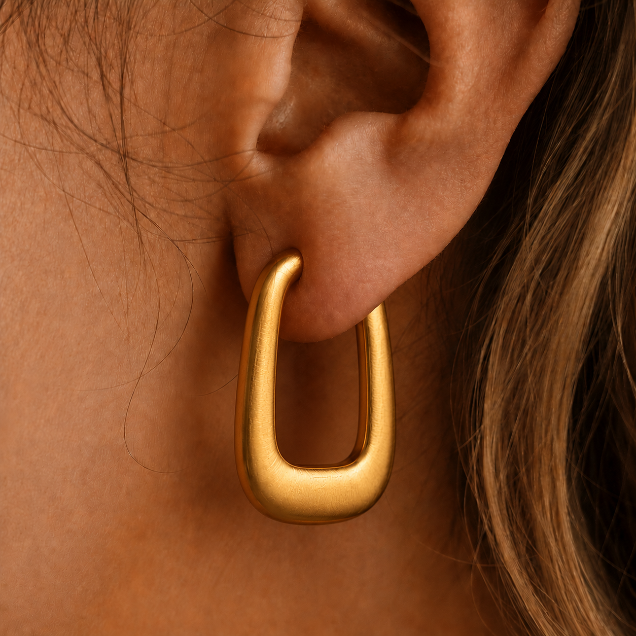 Model wearing Aria Hoops large hoop earrings close-up – brushed gold rectangle hoop earrings, big hoop earrings, hypoallergenic earrings for sensitive ears